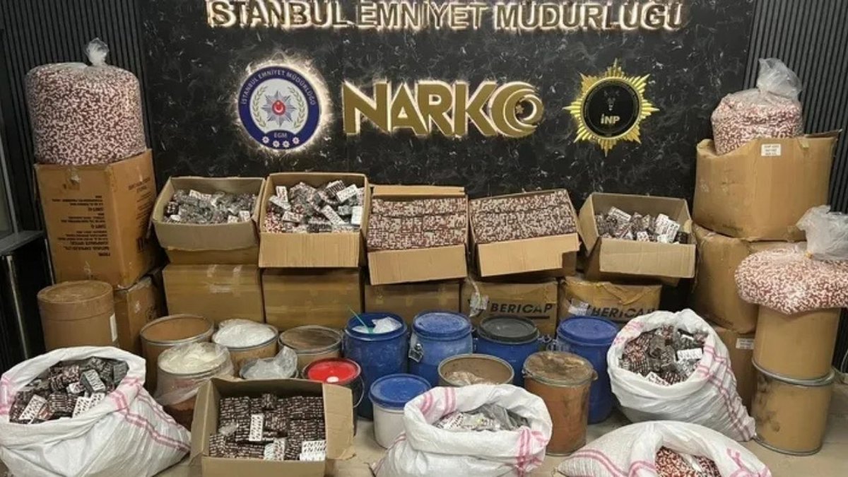 İstanbul’da Zehir İmalathanesine Baskın: Kolilerle Uyuşturucu ve Yüksek Miktarda Sentetik Ecza Ele Geçirildi