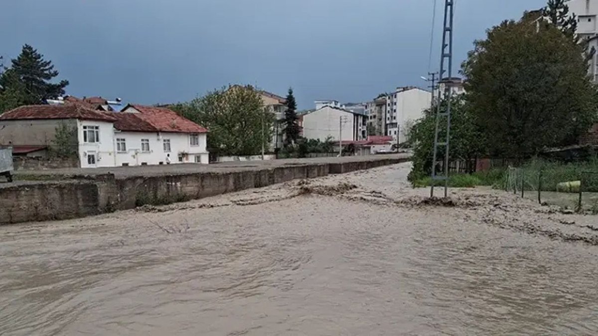 Samsun’da Sağanak Hayatı Felç Etti: Yollar Göle Döndü, Araçlar Sele Kapıldı