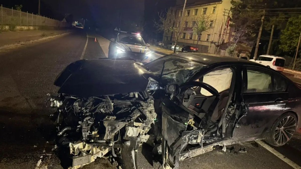 Eskişehir’de Refüje Çarpan Otomobil Hurdaya Döndü: Sürücü Yaralandı