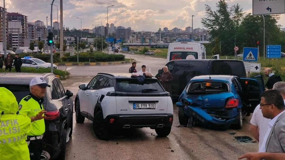 Kastamonu’da Yağışlı Yolda Feci Zincirleme Kaza: 5 Yaralı, 1’i Çocuk
