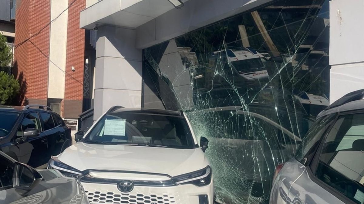 İzmir’de Feci Kaza: Tır Otomobili Galeriye Sürükledi, Araçlar ve İş Yeri Hasar Gördü
