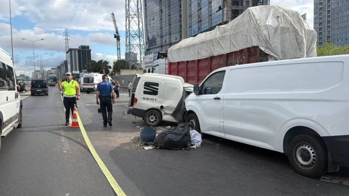 Arızalanan Kamyon Zincirleme Kazaya Yol Açtı Bir Sürücü Hayatını Kaybetti