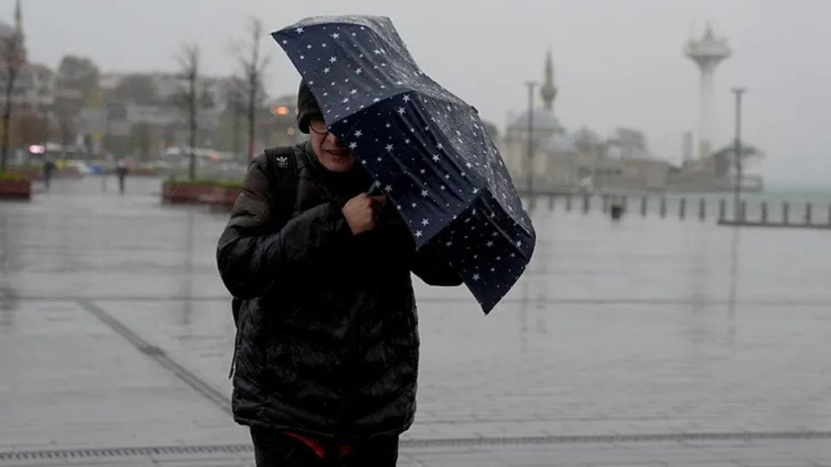İstanbul’da Fırtına Alarmı Çatıları Uçurdu Sıcaklıklar Düşüşe Geçecek