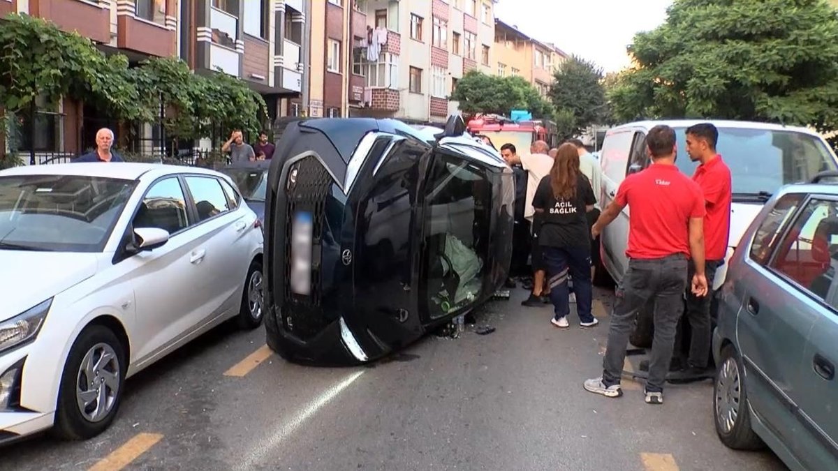 Ümraniye’de Kontrolden Çıkan Otomobil 3 Araca Çarparak Devrildi