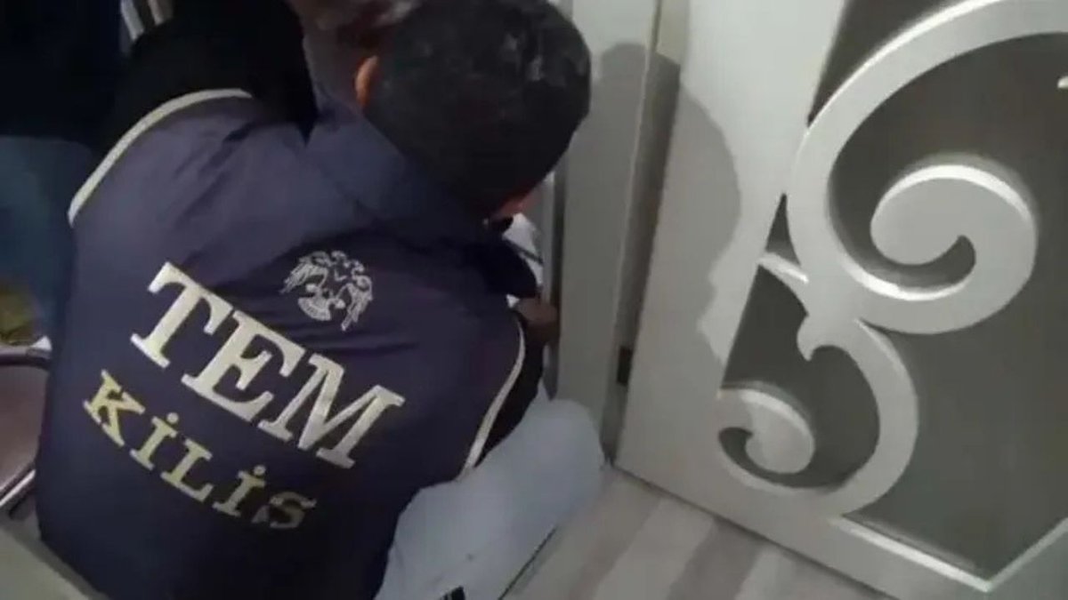 Kilis’te Firari FETÖ Hükümlüsü Banyodaki Gizli Bölmede Yakalandı