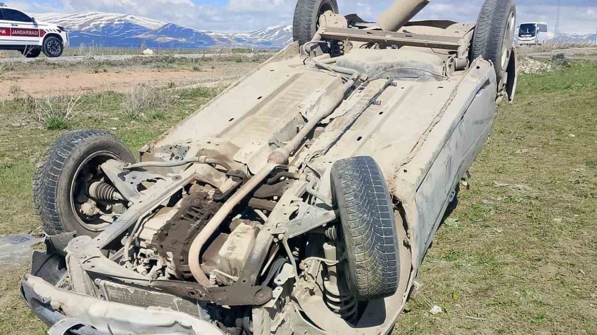 Çaldıran’da Otomobil Takla Attı: 2 Kişi Yaralandı