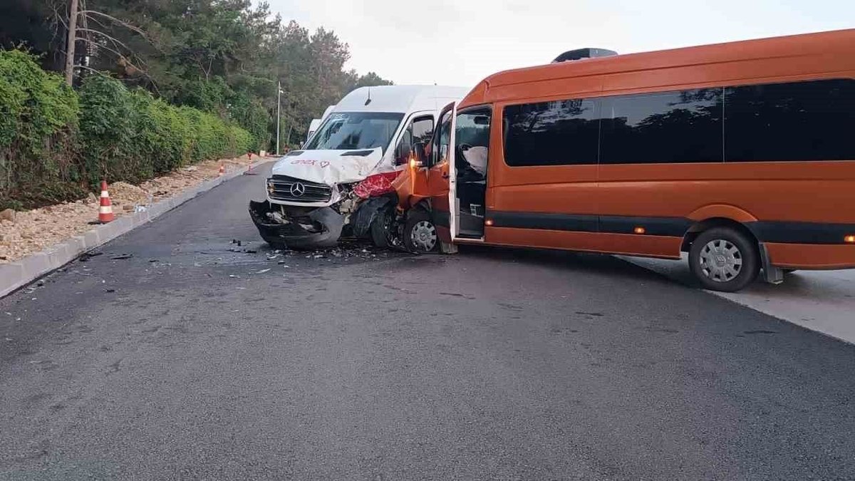 Antalya’da Tur Minibüsleri Çarpıştı: 13 Yabancı Turist Hastanelik Oldu