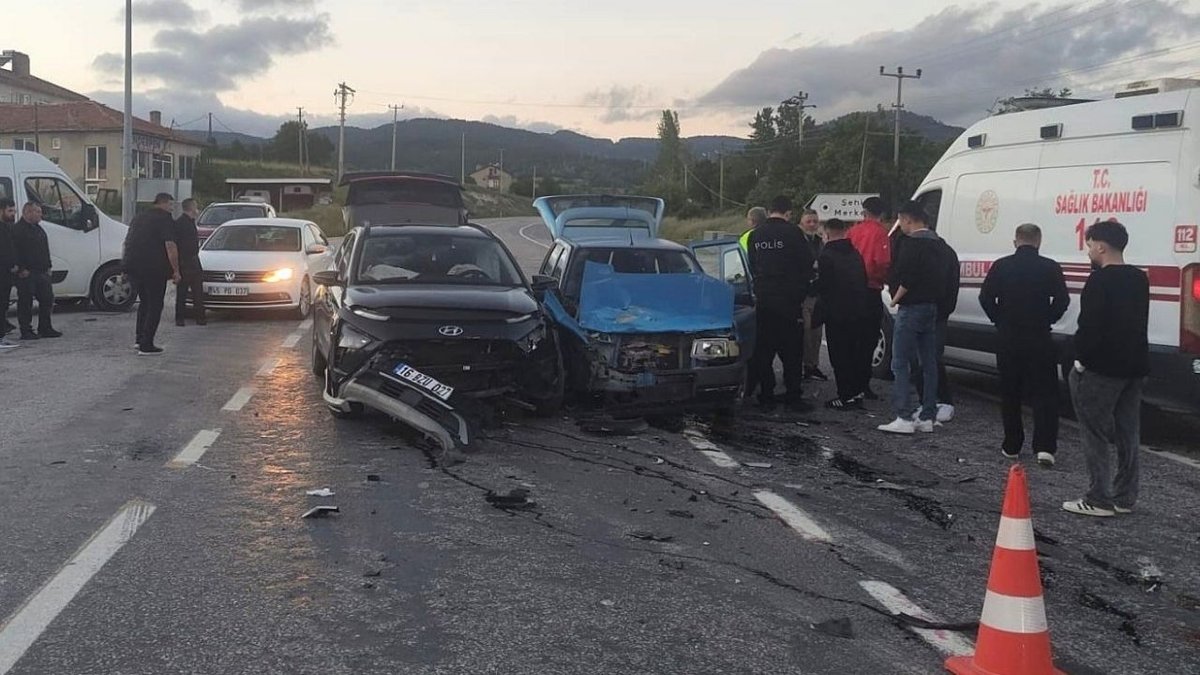 Domaniç’te İki Otomobil Çarpıştı: 3 Kişi Yaralandı