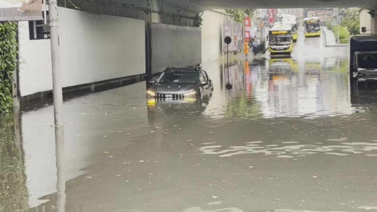 İstanbul Sağanak Kabusu Ana Yollar Göle Döndü Sahaflar Çarşısı Zarar Gördü
