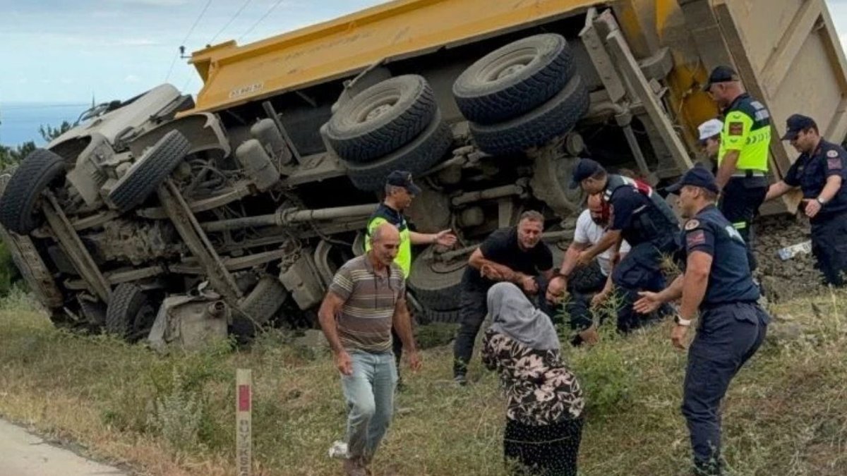Taş Kamyonu Devrildi Sürücü Hayatını Kaybetti Evin Duvarı Yıkıldı