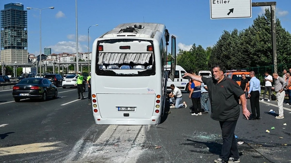 İstanbul TEM Otoyolunda Servis Midibüsü Devrildi 13 Kişi Yaralandı