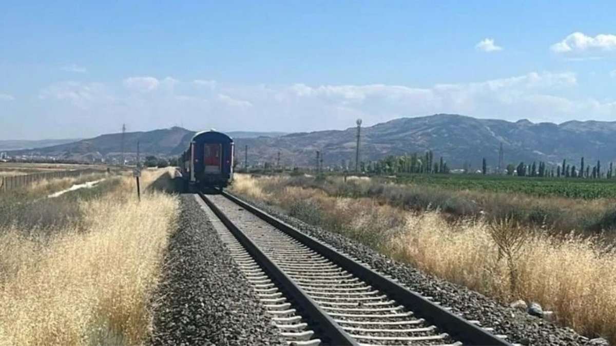 Afyonkarahisar’da tren kazası: Tarım aracındaki 1 kişi hayatını kaybetti, 2 yaralı